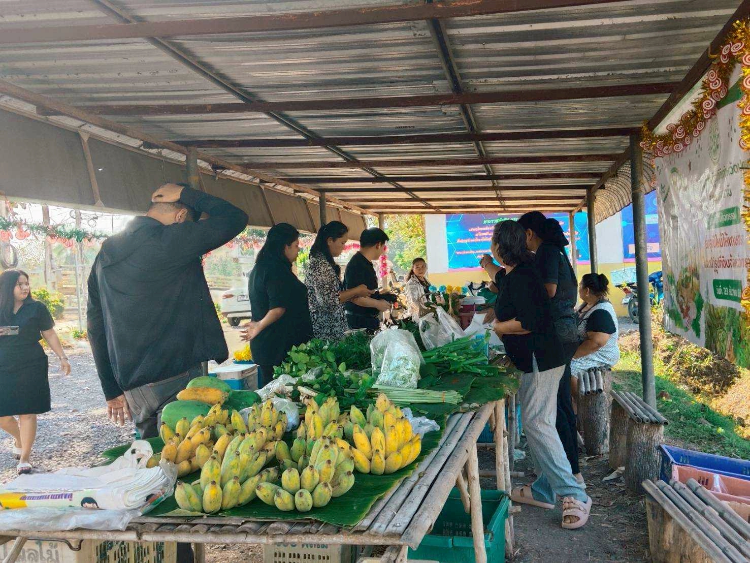 title - ร่วมกับวิสาหกิจชุมชนเกษตรกรผู้ปลูกฝรั่งบ้านเฮา และคณะครู สกร.อำเภอหนองเสือ จัดกิจกรรม 